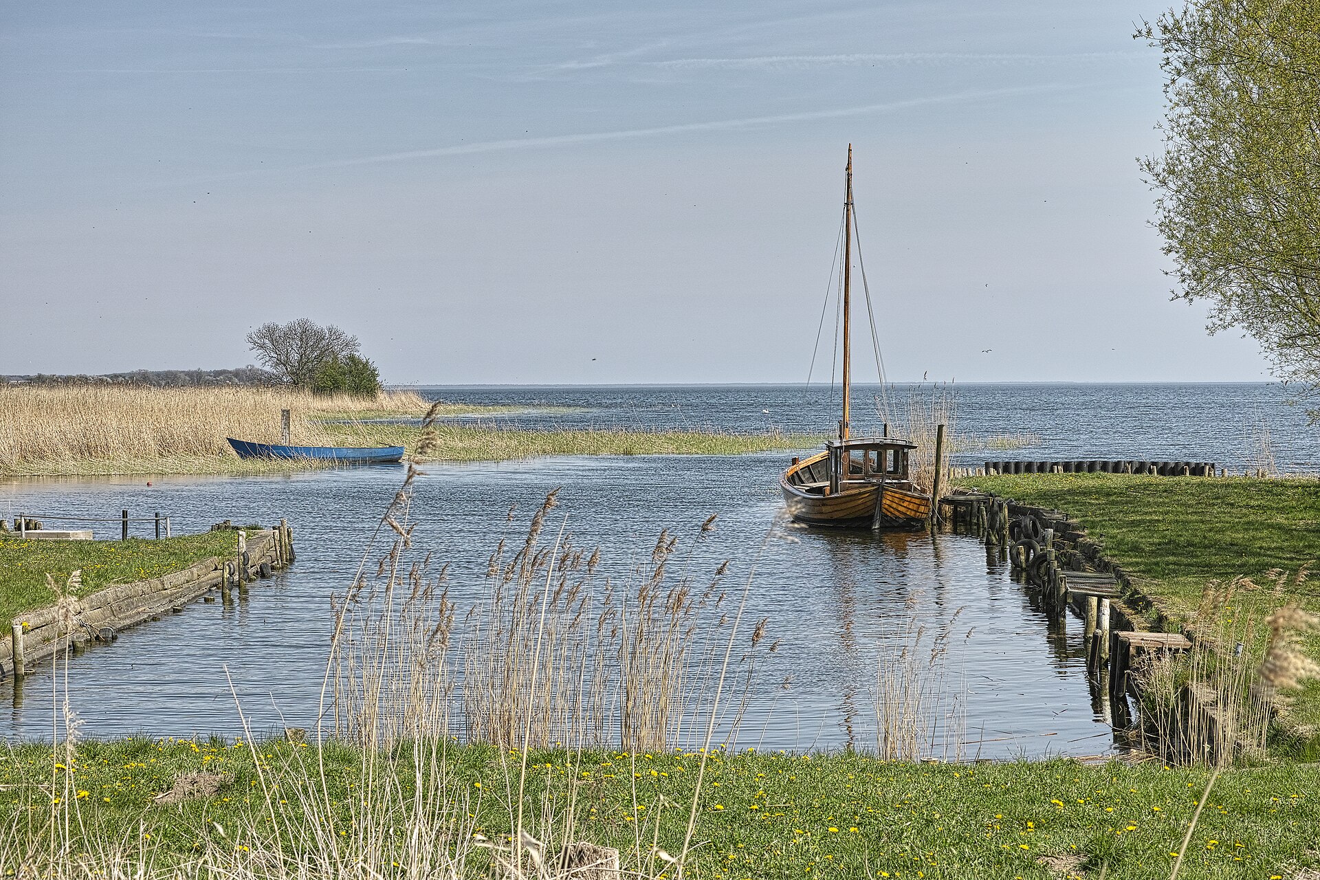 Boot am Steg und weiter Blick über das Stettiner Haff bei Gummlin